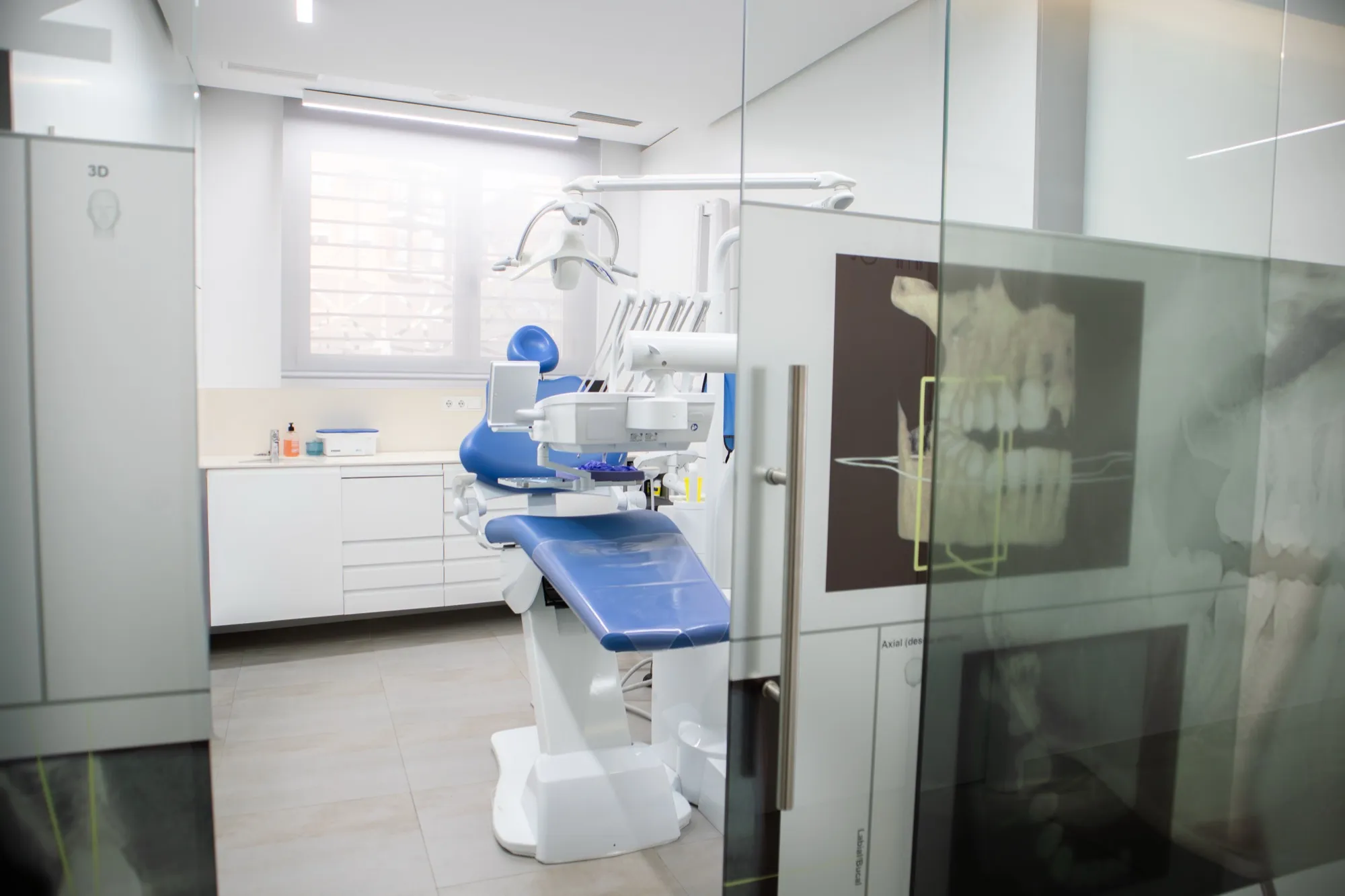 Gabinete dental con sillón azul